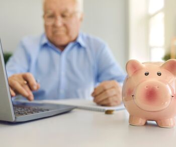 Seniorji v akciji: Obvladujte finance za varno in brezskrbno prihodnost!