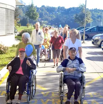 »Sprehod za spomin« je združil stanovalce, zaposlene in prostovoljce v podporo osebam z demenco