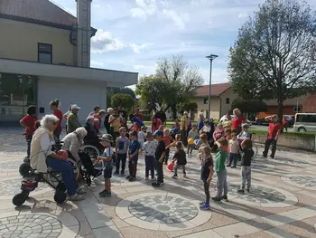 Otroci in stanovalci Centra starejših Horjul skupaj na Sprehodu za spomin
