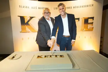 Aleš Makovac in Gregor Macedoni pri prerezu Kettejeve torte, foto: Boštjan Pucelj