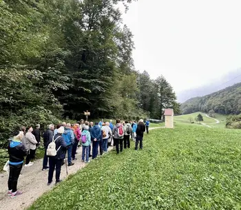 Izletniki so se sprehodili po rimski cesti. Foto: TD Rakek