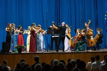 Dvoriščni koncerti zaokrožili poletje z glasbenim sprehodom v družbi komornega orkestra Nova Dvoriščni koncerti zaokrožili poletje z glasbenim sprehodom v družbi komornega orkestra Nova