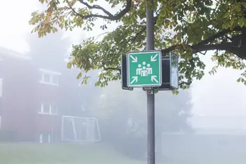 Ko pridete iz stavbe, pojdite na zbirno mesto, ki je označeno s tablo za zbirno mesto. (vir: unsplash.com - Jan Huber)