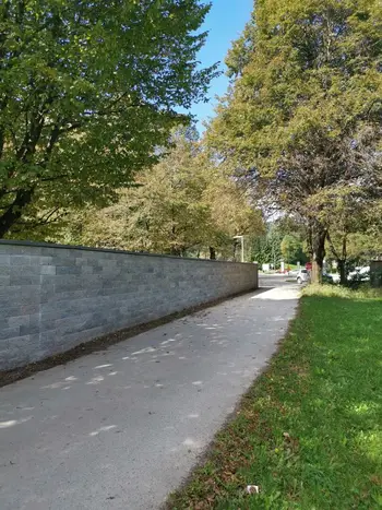 Nova protihrupna ograja na pokopališču Blejska Dobrava