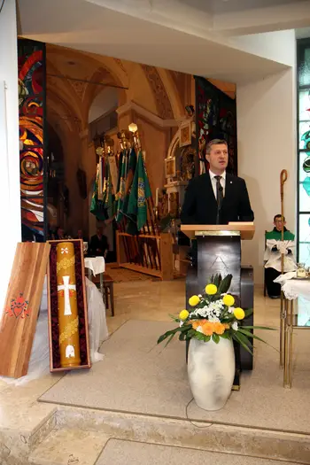 Sveča iz čebeljega voska za papeža – darilo slovenskih čebelarjev