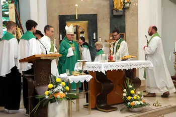 Sveča iz čebeljega voska za papeža – darilo slovenskih čebelarjev