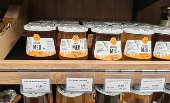 Tudi lokalna trgovina ima medene izdelke Velkavrh.