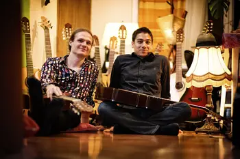 Kitarski duo Ravi Shrestha in Miha Petric