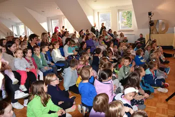 Lutkovna pravljica o muci, ki nerednim otrokom odnese copate