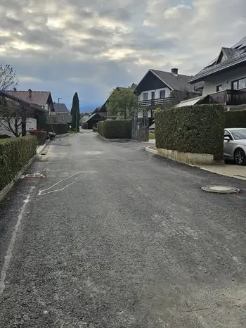 Popolna zapora ceste Ledina