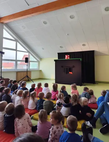 Lutkovna predstava Mojca Pokrajculja