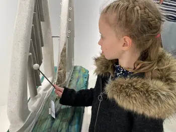 Zvok kamna – letna razstava društva Skulpte v Galeriji Kocka