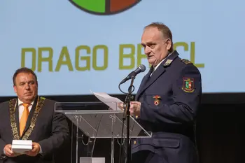 Zlati vojniški grb v roke gasilcu