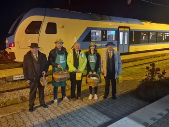 Lokalna hrana na vlakih: Čebelarji in partnerji potnikom delili slovenski med in jabolka