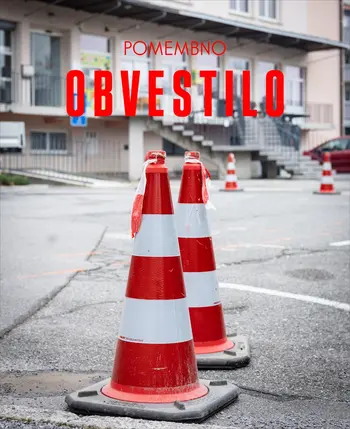 Onemogočeno parkiranje pred Lavričevo knjižnico Ajdovščina 
