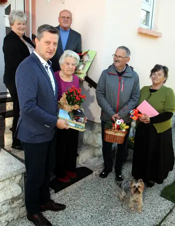 Slavljenko Dragico Vidic so ob njenem 90. rojstnem dnevu obiskali župan in predstavniki društev ter ji izročili darila in dobre želje.