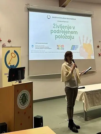 Življenje v podrejenem položaju: posvet Društva Življenje brez nasilja
