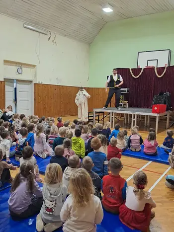 Dedek Mraz obiskal otroke na Koroški Beli