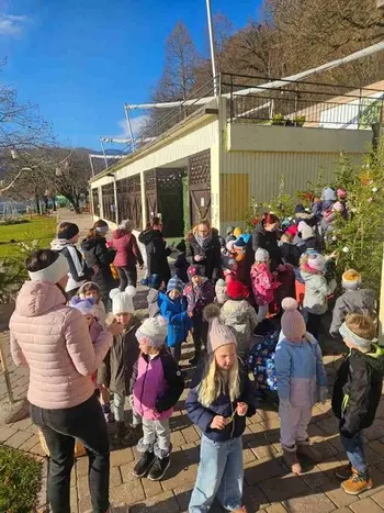 Pravljični park: smreke z otroškimi okraski in trajno zgodbo