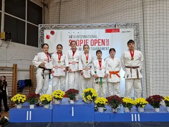 Zala Miklavc in ostali člani Kluba borilnih veščin Fudoshin zelo uspešni na mednarodnem tekmovanju v Severni Makedoniji (Skopje Open) in v Jadranski ju jitsu ligi 2025 Zala Miklavc in ostali člani Kluba borilnih veščin Fudoshin zelo uspešni na mednarodnem tekmovanju v Severni Makedoniji (Skopje Open) in v Jadranski ju jitsu ligi 2025