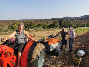 Nekaj aktivnih žarišč, vendar življenje se vrača v stare tirnice