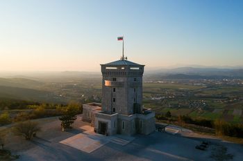 Pomnik miru na Cerju je druga najlepša izletniška točka v Sloveniji
