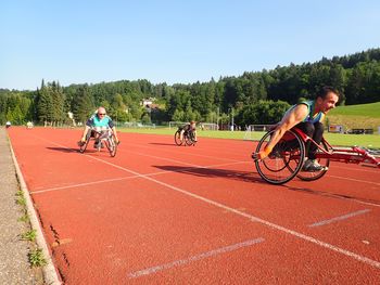 Klonili na domači tekmi, a obdržali vodstvo v ligi