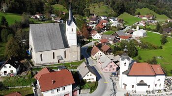 Antene v dvorski cerkvi in netopirji Antene v dvorski cerkvi in netopirji