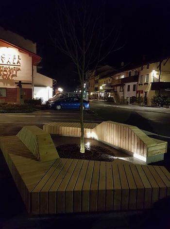 Urejena okolica kostanja na placu