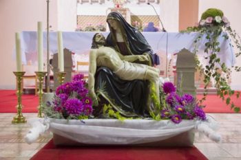 Mladinska maša in procesija z lučkami ter molitev pred kipom Žalostne matere Božje