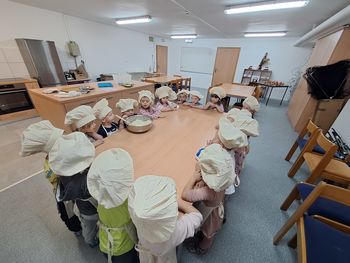 Otroci obožujejo peko piškotov Otroci obožujejo peko piškotov