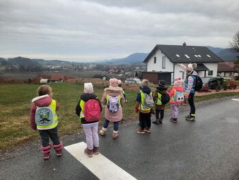 Gozdni škrati + Mladi planinci = Gozdni planinci na pohod z lučkami Gozdni škrati + Mladi planinci = Gozdni planinci na pohod z lučkami