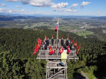 Gasilski  prapori zavihrali iz stolpa