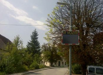 Prikazovalnik hitrosti za večjo prometno varnost