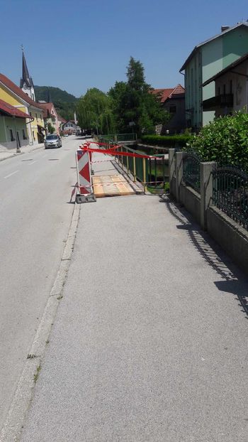 Zaprt del hodnika za pešce