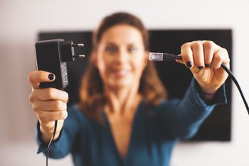 Ob nevihtah priporočamo izklop komunikacijskih naprav iz električnega omrežja