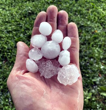 Toča in neurja povzročila veliko škodo