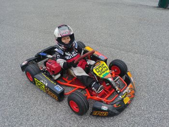 Neli Štrajhar - neustrašna šestletna voznica gokarta iz Prapreč