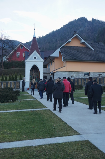 OBNOVLJENA KAPELICA ZAOKROŽUJE PODOBO STAREGA POKOPALIŠČA