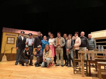 NA KMETIH - komedija