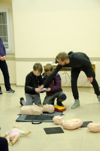 Tečaj temeljnih postopkov oživljanja z uporabo defibrilatorja na Cesti 