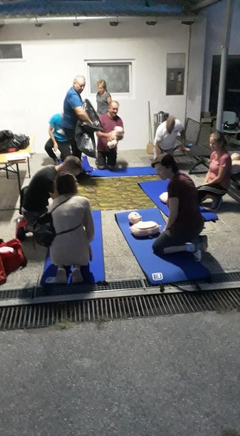 Tečaj oživljanja z uporabo defibrilatorja v KS Kamnje-Potoče