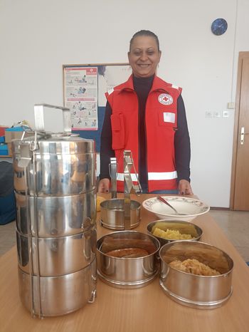 Donirana topla kosila in hrana iz trgovin