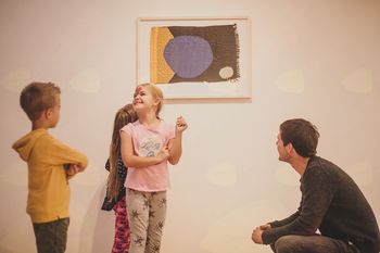 Ta veseli dan kulture: Javno vodstvo po razstavi Otok in Bernekerjeva ustvarjalnica