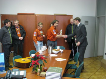 Skavti prinesli betlehemsko luč na občino Skavti prinesli betlehemsko luč na občino