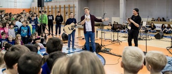 Klub koroških študentov v sklopu projekta 20 za 20 obdaril Osnovno šolo Franja Goloba Prevalje