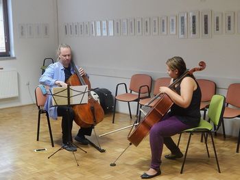 Priznan violončelist Denis Shapovalov iz Moskve gostuje na Ravnah