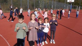 »Med dvema ognjema« – se je res izgubila otroška igra?