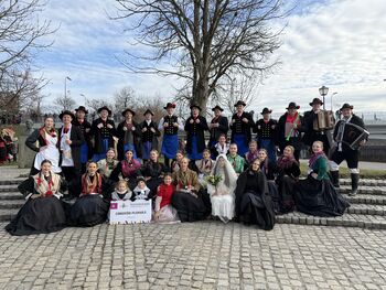 Folklorna skupina Vinko Korže v pustnem času kot Cirkovški ploharji