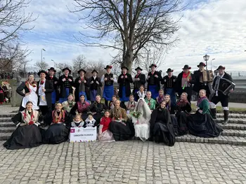 Folklorna skupina Vinko Korže v pustnem času kot Cirkovški ploharji